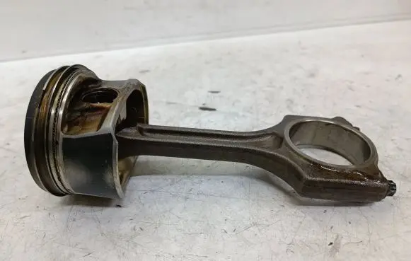 Peugeot 3008 I Piston with connecting rod