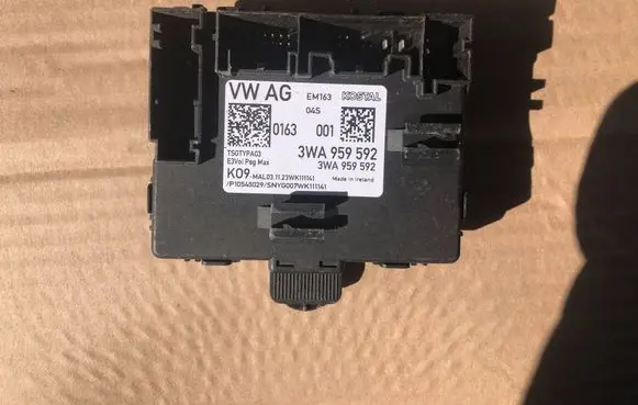 Volkswagen Tiguan Door control unit/module 3WA959592