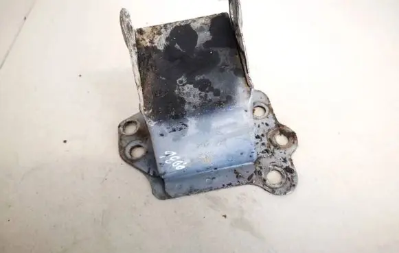 Front bumper mounting bracket
