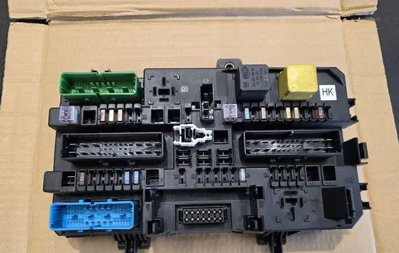 Opel Astra H Fuse module 13206762 5DK00866932