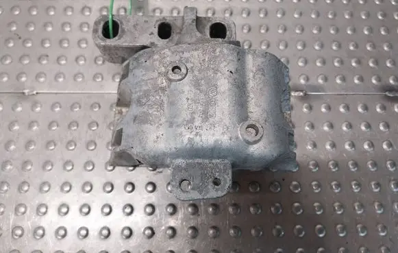 Engine mount vacuum valve