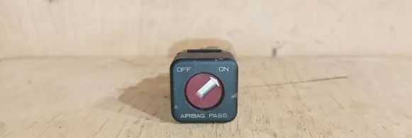 Passenger airbag on/off switch