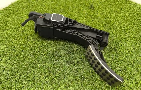 Mercedes-Benz ML W164 Accelerator throttle pedal A1643000004 011107 ZGS010