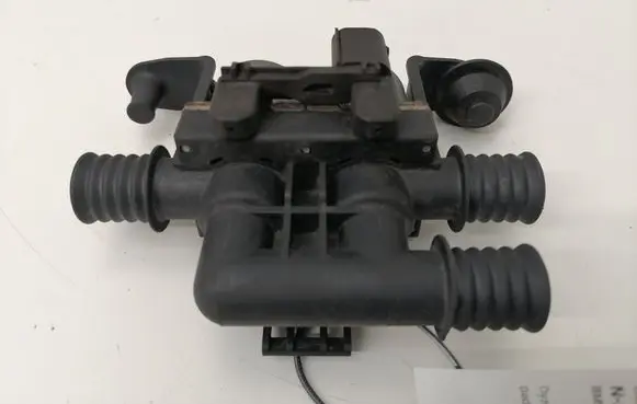 BMW X5 F15 Coolant heater control valve 6910544 64116910544-06