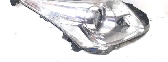 Toyota Avensis T270 Headlight/headlamp 8111805310