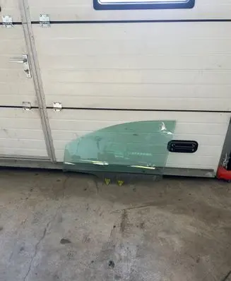 Nissan Note (E11) Front door window glass four-door 43R000464