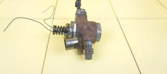 Volkswagen Golf VI Fuel injection high pressure pump 4HTR49
