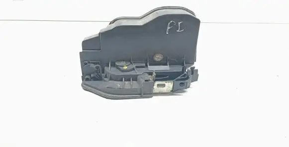 BMW X3 E83 Front door lock 7167068
