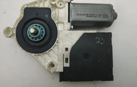 Volkswagen PASSAT CC Front door electric window regulator 