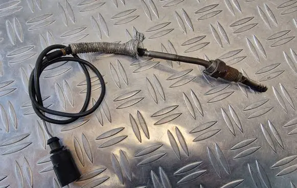 Volkswagen Golf V Exhaust gas temperature sensor 03G906088AN