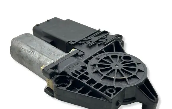 Volkswagen PASSAT B5 Front door window regulator motor 0130821694