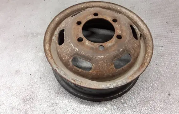 Iveco Daily 35.8 - 9 R16 steel rim