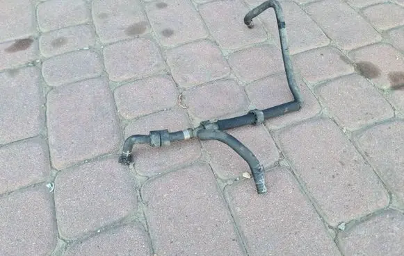Volkswagen Golf VII Engine coolant pipe/hose