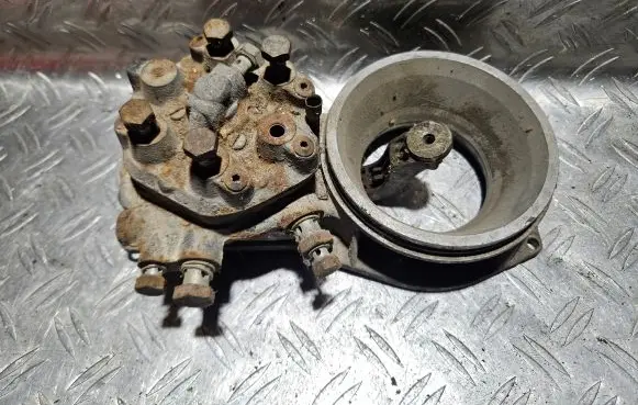 Audi 100 200 5000 C3 Fuel distributor 0438120185