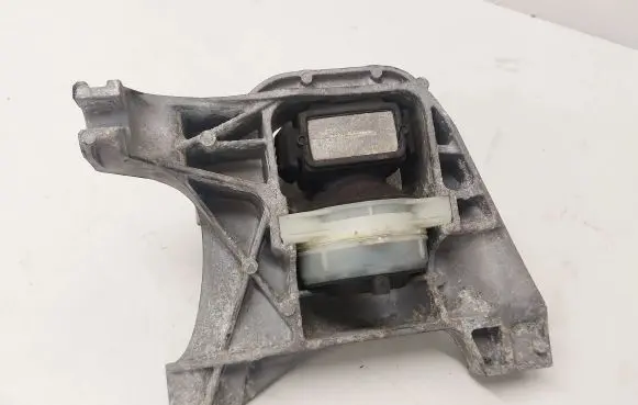 Engine mount bracket
