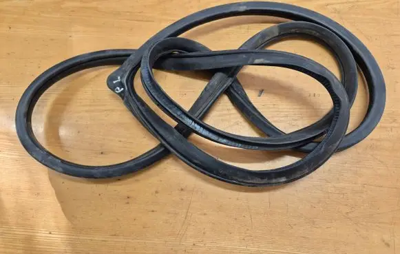 Honda CR-V Front door rubber seal 