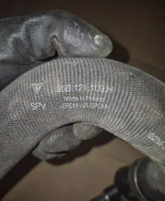 Porsche Macan (95B) Engine coolant pipe/hose 95B121109H