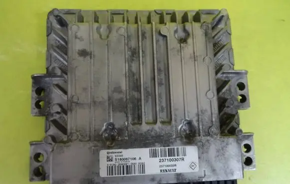 Renault Megane III Engine control unit/module S180067106A 237100307R