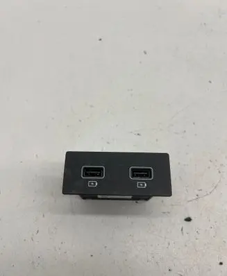 Renault Megane IV USB socket connector 280230033R 33352441 33352432