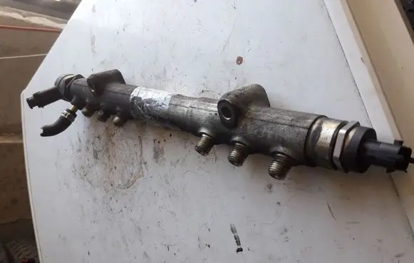 Volvo V70 Fuel distributor 0445215023