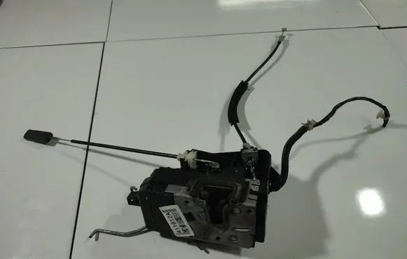 Opel Vectra C Front door lock 24447340