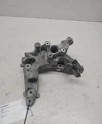 Citroen C4 I Picasso Engine mounting bracket 9684613880