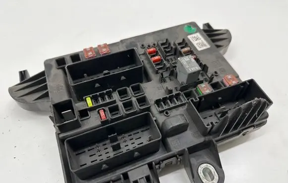 Opel Insignia A Fuse module 13277322