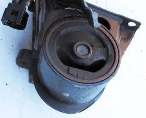 Nissan Primera Gearbox mounting bracket 