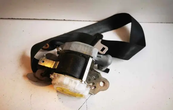 Hyundai i30 Front seatbelt 888102R900 7P2620P 093720