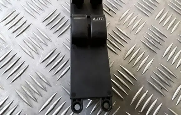 Nissan Primera Electric window control switch 25401AV600 C8DD703N