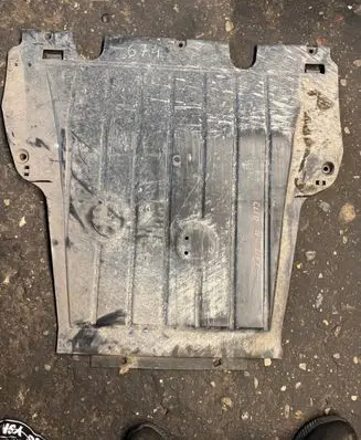 Renault Clio IV Engine splash shield/under tray 8200540585 8200161848