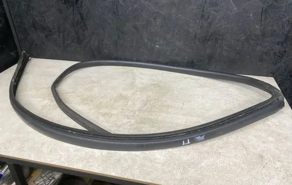 Opel Vivaro Windshield trim