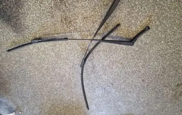 Fiat 500L Front wiper blade arm
