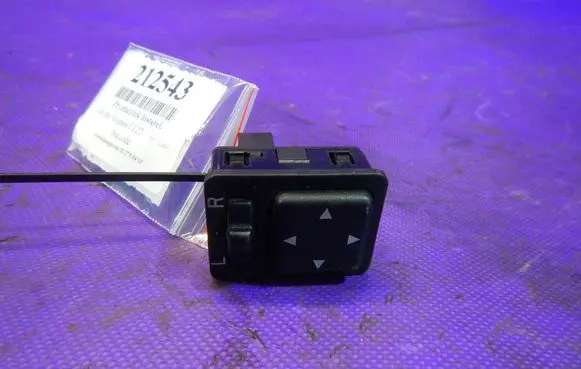 Toyota Avensis T220 Wing mirror switch 