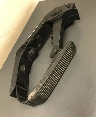 Mercedes-Benz E W211 Accelerator throttle pedal A2113000504