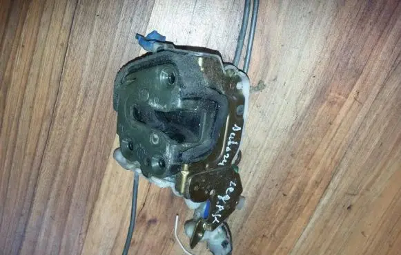 Subaru Legacy Front door lock