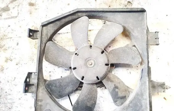 Radiator cooling fan shroud