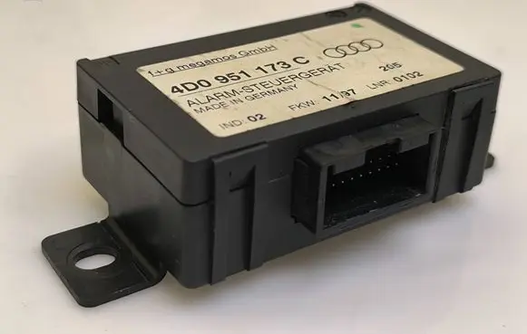 Audi A8 S8 D2 4D Alarm control unit/module 4D0951173C
