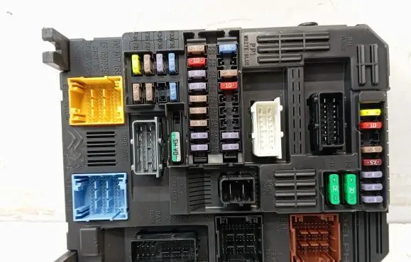 Peugeot 3008 II Fuse module 981985518001
