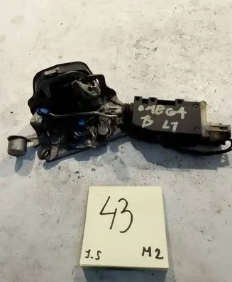Opel Omega B2 Rear door lock 90493703