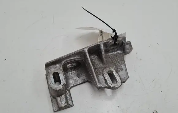 Engine mounting bracket