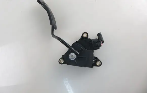Accelerator throttle pedal