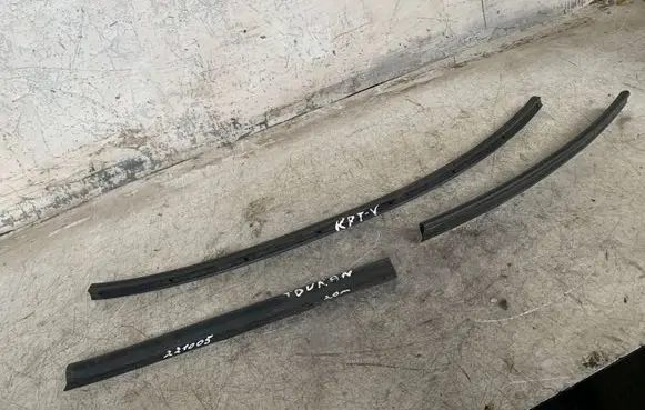 Volkswagen Touran III Engine compartment rubber 