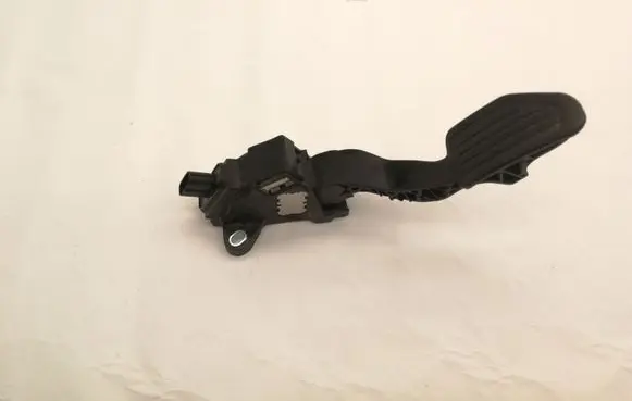 Accelerator throttle pedal
