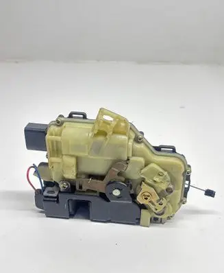 Volkswagen Golf IV Front door lock PA66GF30