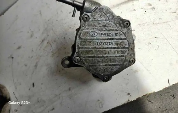 Toyota Avensis T250 Vacuum pump 11100661