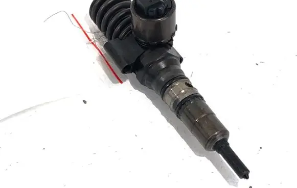 Volkswagen Golf V Fuel injector 03G130073B