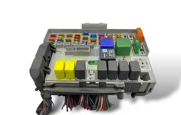 Opel Zafira A Fuse module 24412497