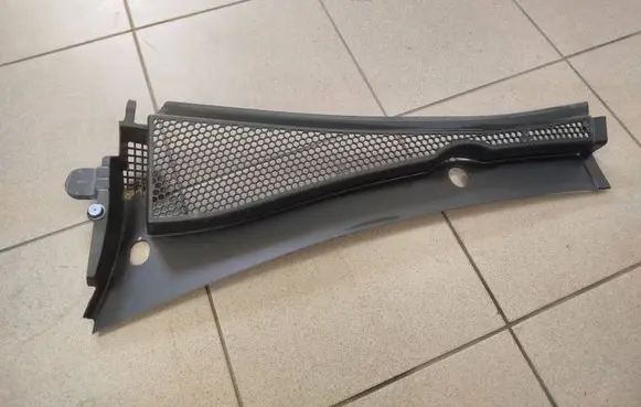 Peugeot 208 I Wiper trim 9673302777