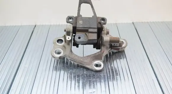Engine mount bracket